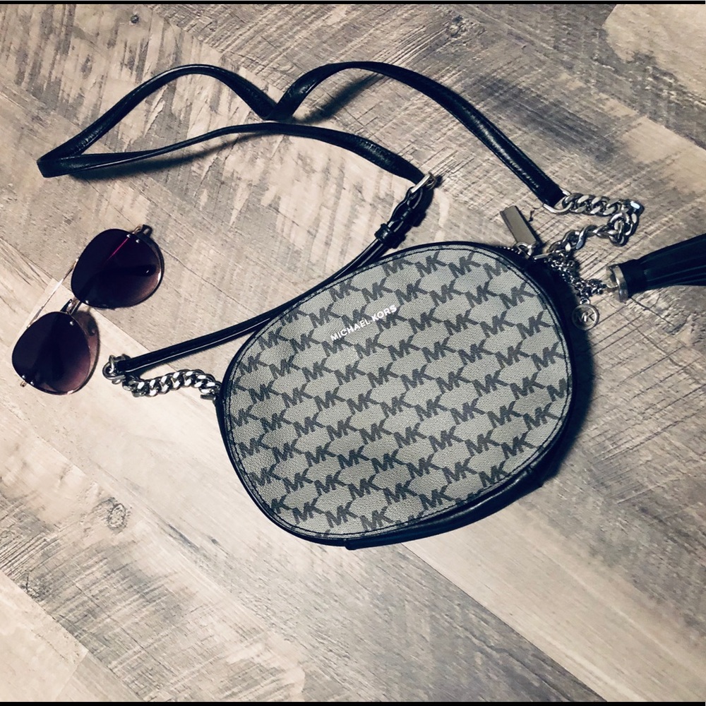 •Michael Kors Crossbody•